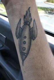 男生手臂上黑灰素描创意火箭纹身图片
