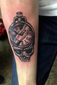 男生手臂上黑灰素描点刺技巧创意钟表骷髅纹身图片
