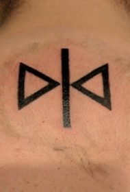 男生背部黑色线条几何元素创意三角形纹身图片