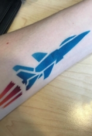 男生手臂上彩绘渐变几何线条火箭纹身图片