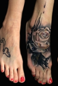 女生脚背上黑灰素描点刺技巧唯美玫瑰纹身图片