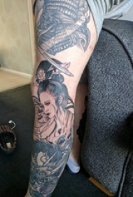 男生手臂上黑色点刺抽象线条人物肖像艺妓纹身图片