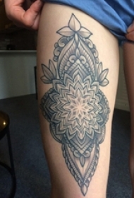 女生大腿上黑灰素描几何元素创意梵花花纹纹身图片