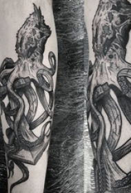 男生手臂上黑色点刺简单抽象线条小动物章鱼纹身图片