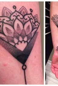 女生手臂上黑色点刺简单线条创意几何花朵纹身图片
