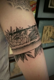 女生手臂上黑灰素描点刺技巧创意文艺唯美花朵花环纹身图片