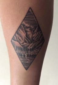 女生小腿上黑色点刺几何菱形抽象线条山水风景纹身图片