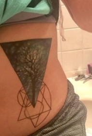 女生侧腰上彩绘几何简单线条创意植物大树纹身图片