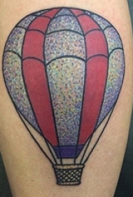 男生大腿上彩绘几何线条热气球纹身图片
