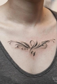 女生颈部黑上抽象线条花纹纹身图片