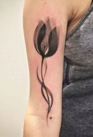 女生手臂上黑灰素描点刺技巧唯美花朵纹身图片