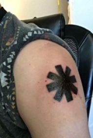 男生手臂上黑色几何线条创意符号纹身图片