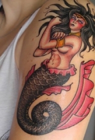 男生手臂上彩绘水彩素描创意精致美人鱼纹身图片