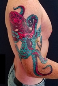男生手臂上彩绘几何个性线条动物章鱼纹身图片