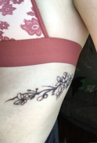 女生侧腰上黑色点刺简单线条植物梅花纹身图片