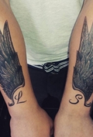 男生手臂上黑灰素描点刺技巧创意文艺翅膀纹身图片