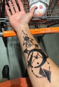 男生手臂上黑灰素描点刺技巧几何元素创意纹身图片