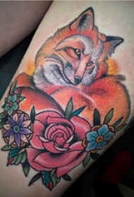 女生大腿上彩绘渐变简单线条植物花朵和狐狸纹身图片