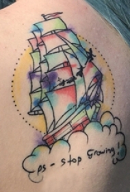 女生后肩上彩绘泼墨几何简单线条英文和帆船纹身图片
