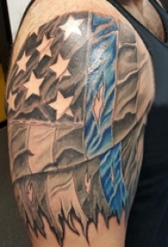 旗帜纹身男生手臂上黑灰的旗帜纹身图片