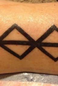 女生小腿上黑色线条几何元素符号纹身图片