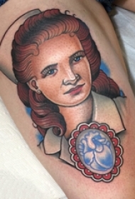 男生大腿上彩绘水彩素描创意唯美女生人物肖像纹身图片