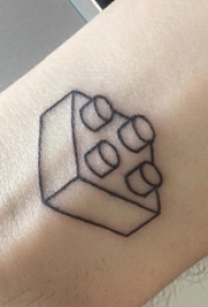 女生手臂上黑色线条素描经典几何元素积木纹身图片