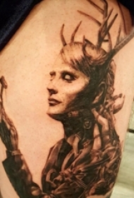 女生大腿上黑灰点刺简单线条鹿角和人物肖像纹身图片