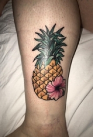 女生小腿上彩绘渐变简单线条花朵和水果菠萝纹身图片