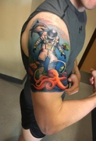 男生手臂上彩绘水彩素描创意文艺神秘宇航员纹身图片