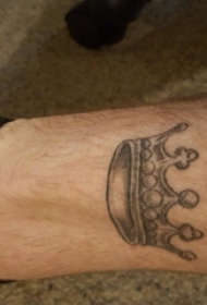 男生小腿上黑色点刺简单线条皇冠纹身图片