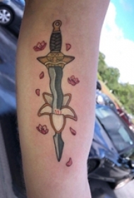 女生手臂上彩绘简单线条植物花朵和匕首纹身图片