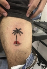 男生大腿上彩绘简单个性线条日落和植物椰树纹身图片