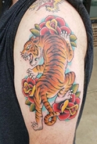 男生手臂上彩绘简单线条植物花朵和小动物老虎纹身图片