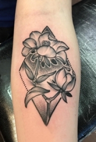 女生手臂上黑灰素描点刺技巧文艺唯美花朵纹身图片