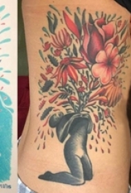 女生侧腰上彩绘渐变简单线条植物花朵和人物纹身图片
