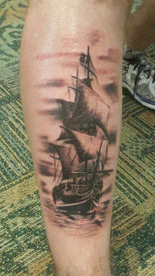 点击大图看下一张：男生小腿上黑灰素描点刺技巧创意霸气帆船纹身图片