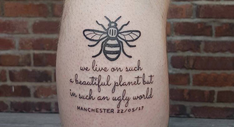 点击大图看下一张：男生小腿上黑色线条素描创意蜜蜂精致花体英文纹身图片