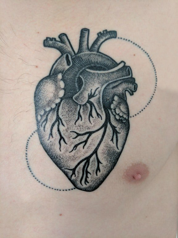 点击大图看下一张：男生胸部黑灰点刺几何点线简单线条心脏纹身图片