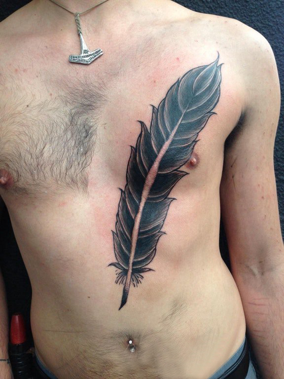 点击大图看下一张：男生胸部黑色点刺简单线条羽毛纹身图片