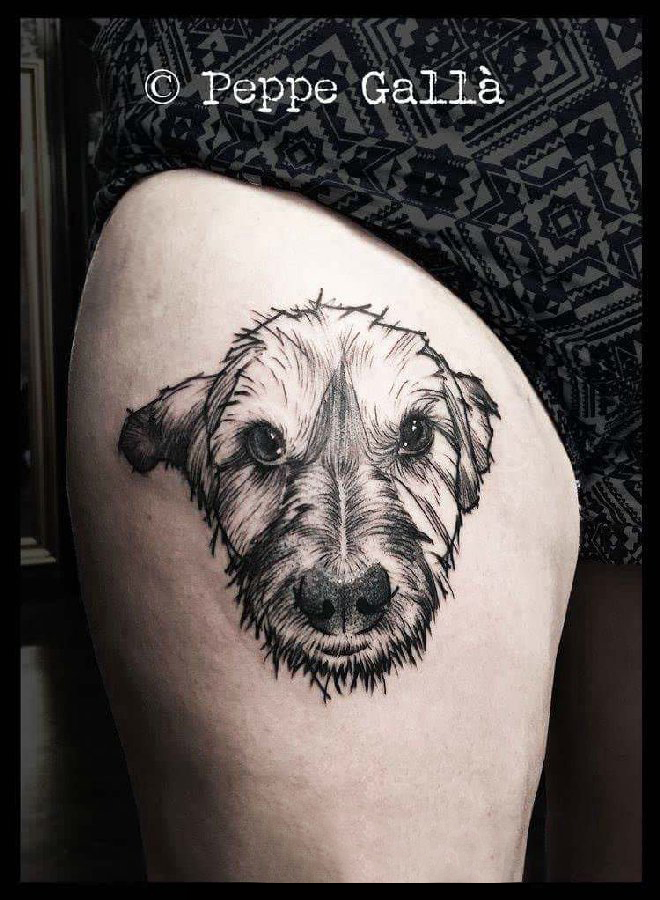 点击大图看下一张：女生大腿上黑色点刺简单线条小动物狗纹身图片