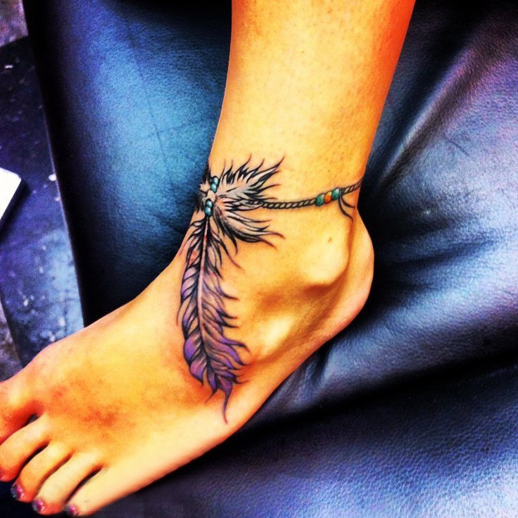 点击大图看下一张：女生脚背上彩绘水彩素描创意文艺羽毛纹身图片
