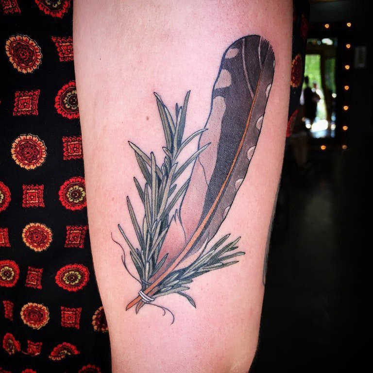 点击大图看下一张：女生手臂上彩绘简单线条植物和羽毛纹身图片