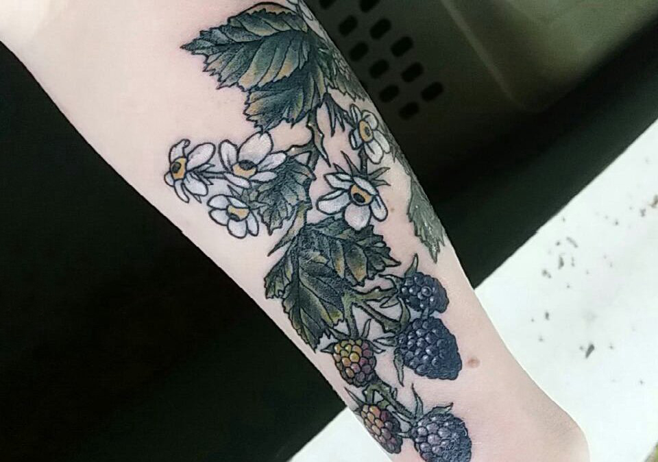 点击大图看下一张：女生手臂上彩绘渐变简单线条植物花朵纹身图片
