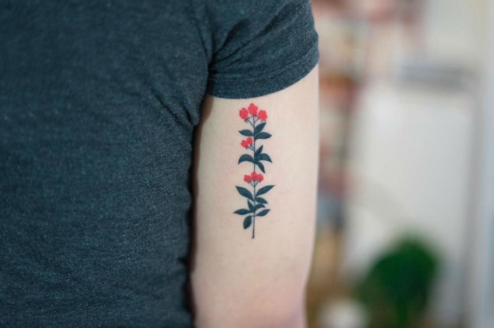 点击大图看下一张：女生手臂上彩绘水彩素描创意精美花朵纹身图片