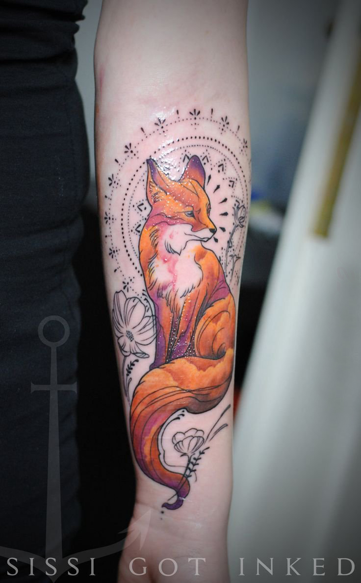 点击大图看下一张：女生手臂上彩绘水彩素描创意可爱狐狸纹身图片