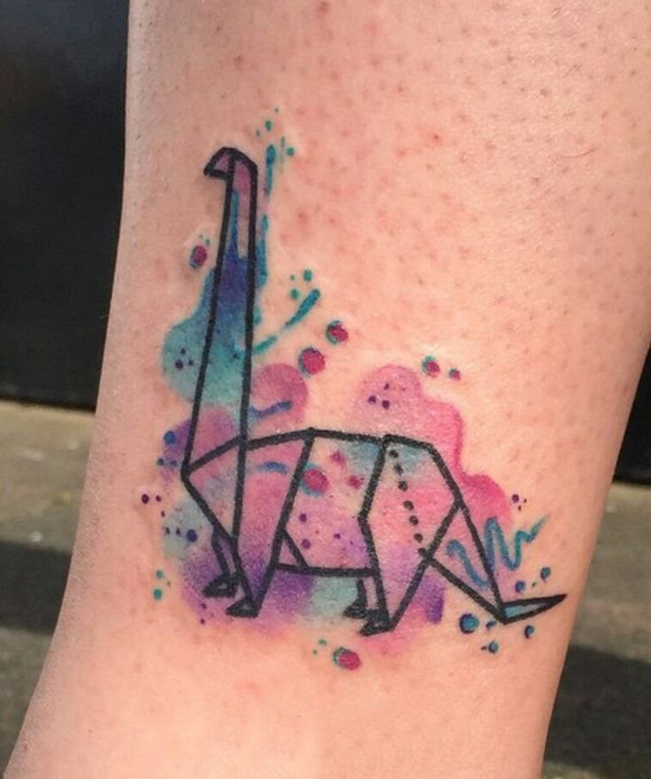 点击大图看下一张：女生小腿上彩绘水彩素描创意折纸元素长颈鹿纹身图片