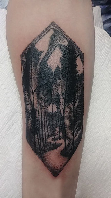 点击大图看下一张：女生小腿上黑灰点刺几何简单线条大树森林风景纹身图片