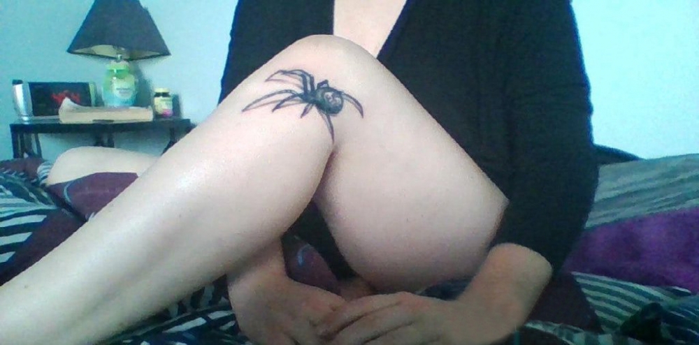 点击大图看下一张：女生小腿上黑灰点刺简单线条小动物蜘蛛纹身图片