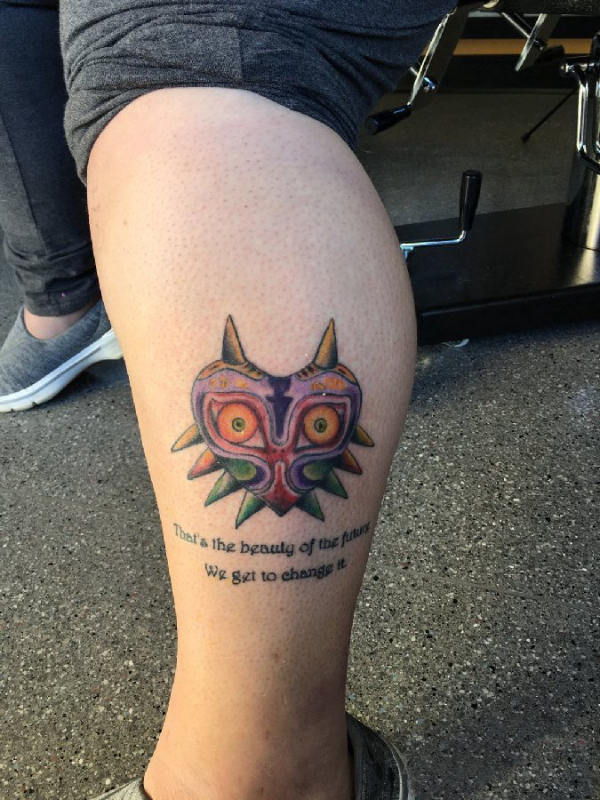 点击大图看下一张：男生大腿上彩绘水彩素描创意猫头鹰纹身图片